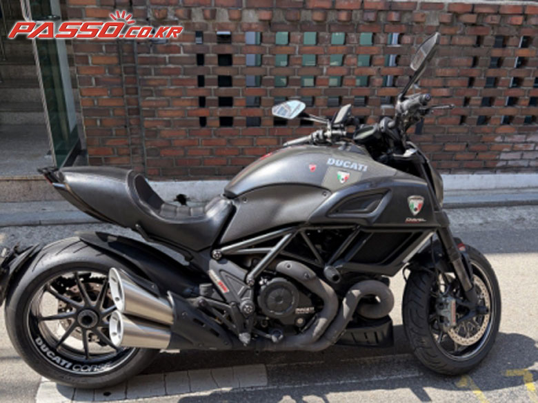 Ducati 디아벨 카본