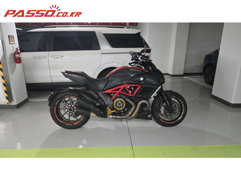 Ducati 디아벨 카본