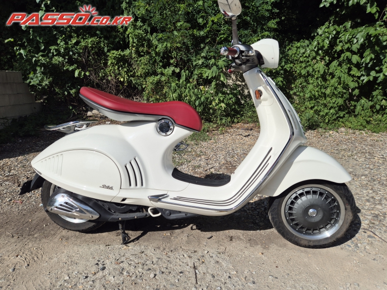 Vespa 946 콰란타세이